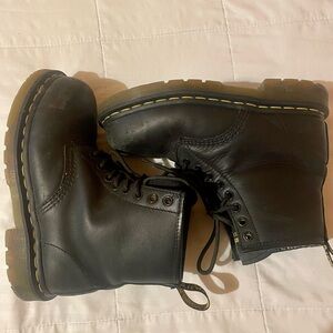 steel toe doc martens / used 🖤

size 6 men, 7 ladies